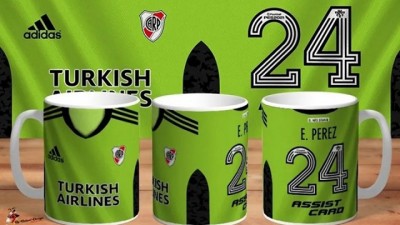 Furor por Enzo Pérez: una fortuna por su buzo, su muñeco de arquero y el festejo familiar