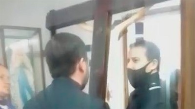 Video: como en un exorcismo, un cura echó a la policía de la parroquia