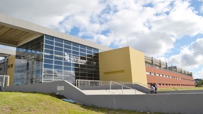 El gobernador se encuentra en buen estado general y en control de su cuadro clínico