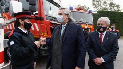 Fernández promulgó la ley que exime del pago de servicios a los bomberos