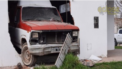 Tres vehículos involucrados en violento choque en calles diamantinas