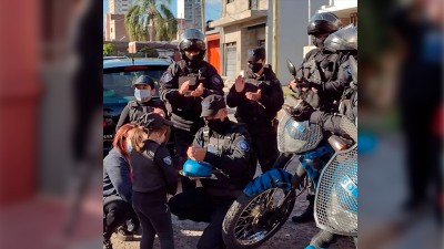 Deseo cumplido: una niña festejó su cumple con la visita de policías motorizados
