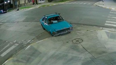Video: auto sin frenos chocó contra una esquina y lo dejaron abandonado