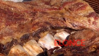 Hacían asado en la vereda, se descuidaron y alguien robó la carne de la parrilla