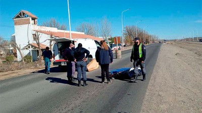 Coche fúnebre frenó de golpe y el ataúd y el cadáver quedaron sobre el asfalto