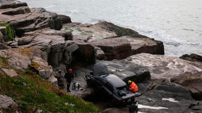De milagro: salió ileso tras despistar y caer con su vehículo contra rocas
