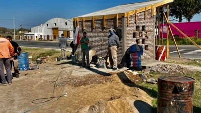 Construcción una garita sobre la dársena ruta 11 en Aldea Spatzenkutter