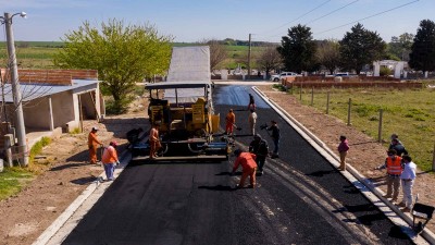 La segunda etapa de pavimentación del ingreso a Aldea Brasilera alcanza un 42 por ciento de avance