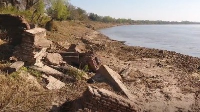 Bajante del Paraná: emergieron los restos de los antiguos muelles de un puerto