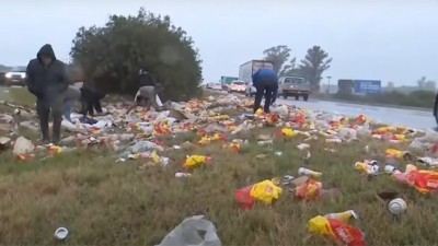 Camión perdió parte de su carga de latas de cerveza y vecinos se las llevaron