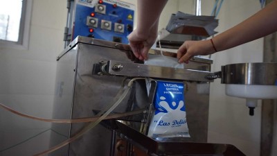 Se puso en funcionamiento la primera ensachetadora de leche escolar en Las Delicias