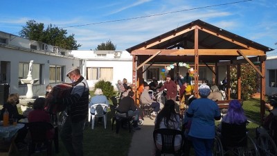 Las y los abuelos del Hogar recibieron la primavera junto a sus familias