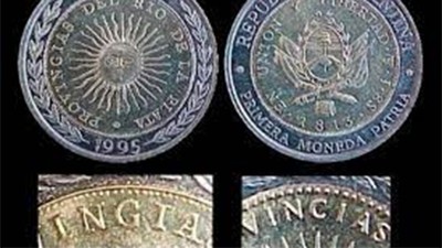 Monedas de un peso con un error de ortografía se venden por hasta $50.000