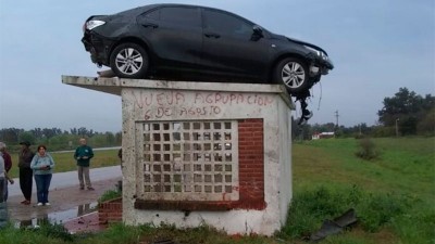 Empresa compró el auto que terminó sobre una garita para exhibirlo