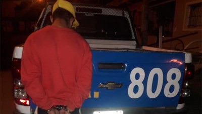 Ladrón saltaba por los techos y lo encontraron por su gorra amarilla