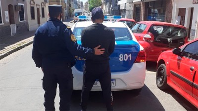 Vendía estampitas y amenazó a todos los que se negaron a comprarle