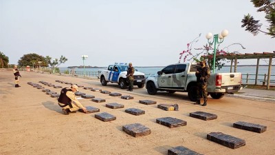 Abandonaron 992 kilos de droga en la ribera del Paraná y escaparon a los tiros