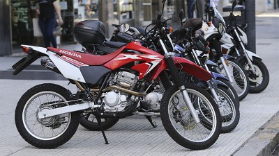 Este año sería el primero en que se vendan más motos que autos en el país