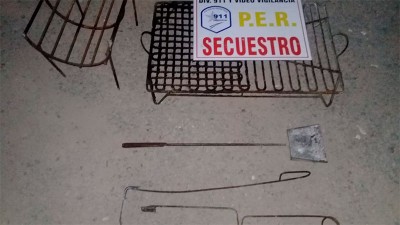 Saltó un tapial y lo descubrieron cuando se llevaba la parrilla y un brasero
