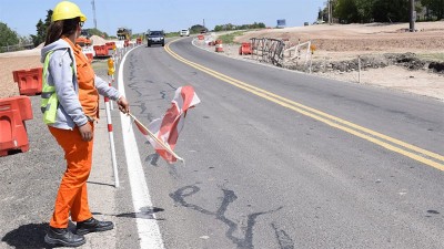 Mujer se desempeña como banderillera en la obra de la autovía de Ruta 18