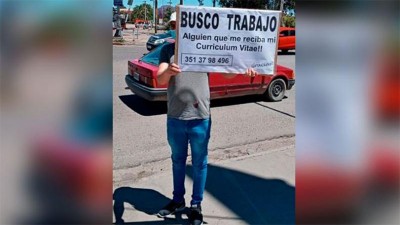 Quiere trabajar y sale con un cartel pidiendo que le reciban su Curriculum Vitae