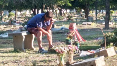 La historia del padre que escucha partidos de fútbol junto a la tumba de su hijo