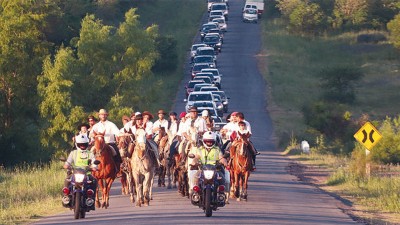 Llevaron a caballo las cenizas de empresario fallecido y las arrojaron al río