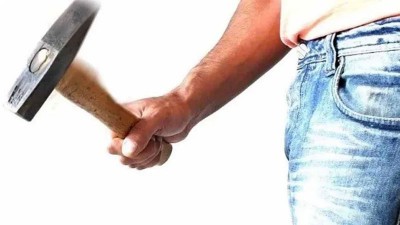 Atacó con un martillo a su pareja que pudo refugiarse en la casa de una vecina