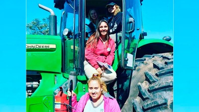 Tiene 26 años y enseña a otras mujeres a manejar tractores y máquinas agrícolas