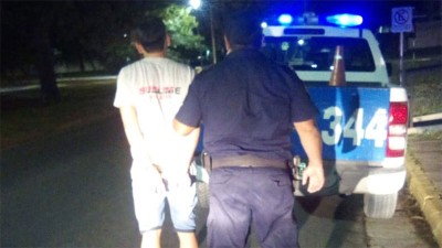 Conducía ebrio, le retuvieron el carnet y provocó daños en la casa de su padre