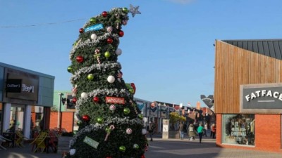 Decoraron un árbol de Navidad torcido en honor al Grinch
