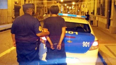 Amenazó con un cuchillo a una mujer y su pequeño hijo en el centro de Paraná