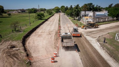 Vialidad trabaja en la rehabilitación y reconstrucción de la ruta que une Racedo con Crespo