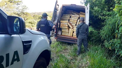 Abandonan una camioneta abarrotada con marihuana: llevaba 3.839 kilos de droga