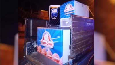 Robaban una heladería y tenían cargados los freezer en una camioneta