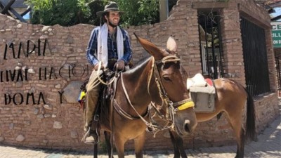Llegó desde Colombia al festival de Jesús María en mula: hizo 8000 km