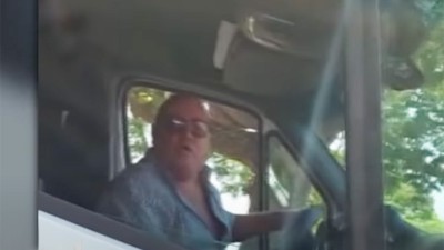 Le tocó bocina a un automovilista y éste tuvo una violenta reacción