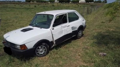 Conductora se descompensó y el auto terminó junto al alambrado de un campo