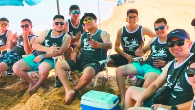 Llevó de vacaciones a todos sus empleados para asegurarse de que descansen