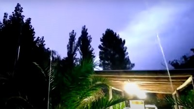 Impresionante video: Estaba filmando la tormenta y cayó un rayo en su casa