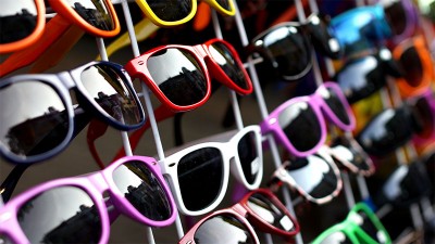 Advierten que los anteojos de sol de mala calidad pueden provocar maculopatías