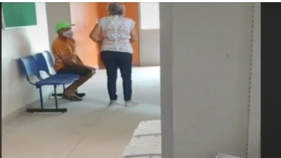 Mujer llevó atado con una cuerda a su marido para que lo vacunen contra el covid