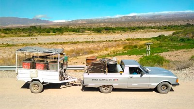 Recorre el país con un auto que funciona con bausura: no usa gas, nafta o gasoil