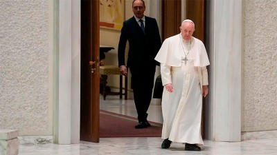 Preocupado por la guerra, Francisco fue a la embajada rusa ante el Vaticano