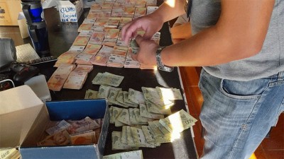 Cayó banda de estafadores: incautaron dólares, $2 millones y valiosa mercadería