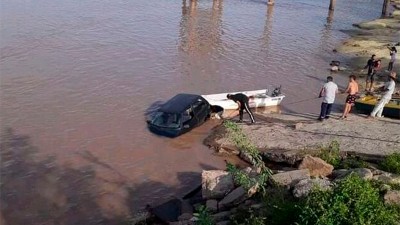 Quiso bajar su lancha al río y terminó con el auto dentro del agua