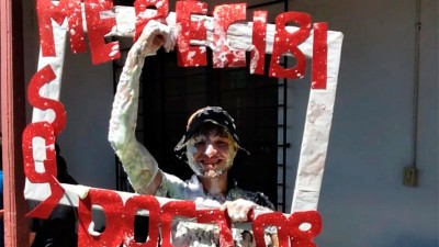 Vendió pasteles, rosquitas y diarios, cortaba el pasto y se recibió de médico