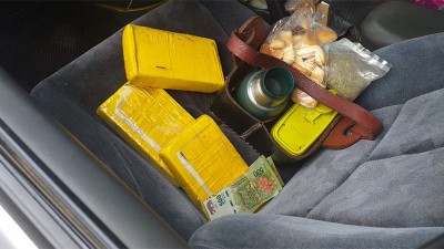 Detienen a pareja que viajaba en un auto con más de tres kilos de cocaína