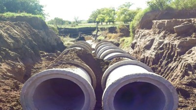 Trabajan en el mantenimiento de caminos productivos del departamento Diamante