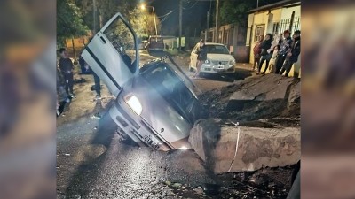 Un auto cayó en un profundo pozo que aseguran estaba sin señalizar en Paraná